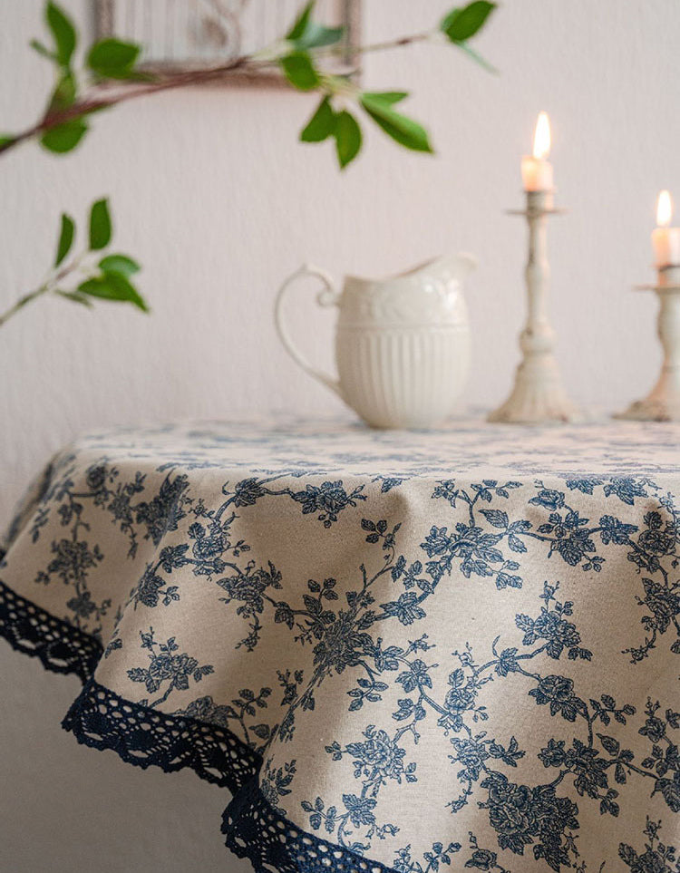 Mantel con estampado de flores azules y borde de encaje azul