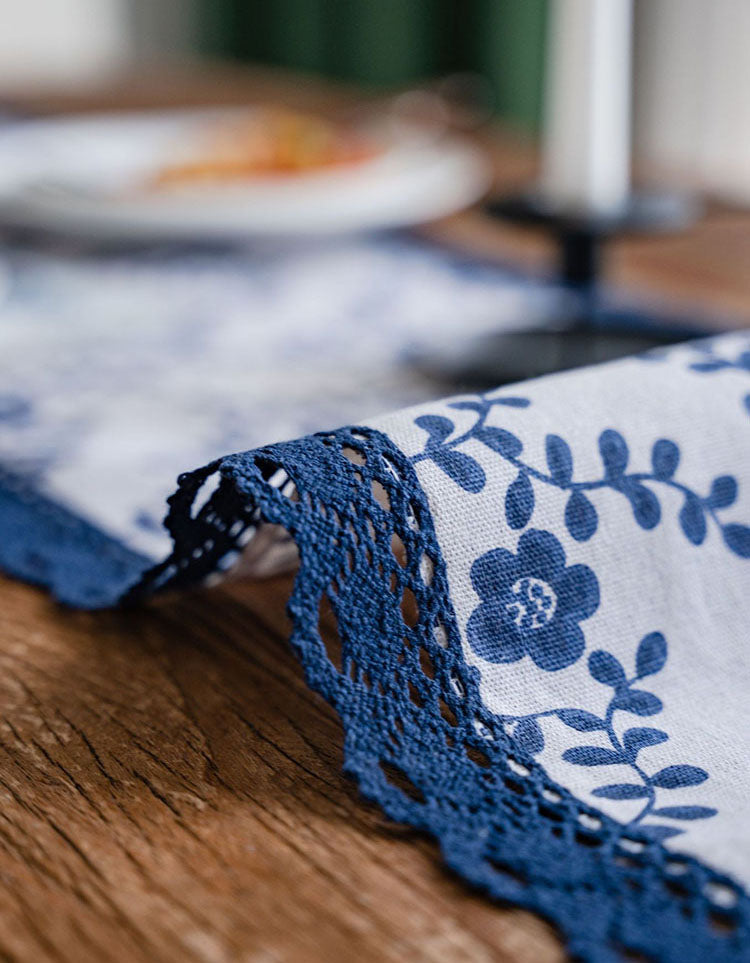 Chemin de table en porcelaine teinté bleu avec bordure en dentelle 