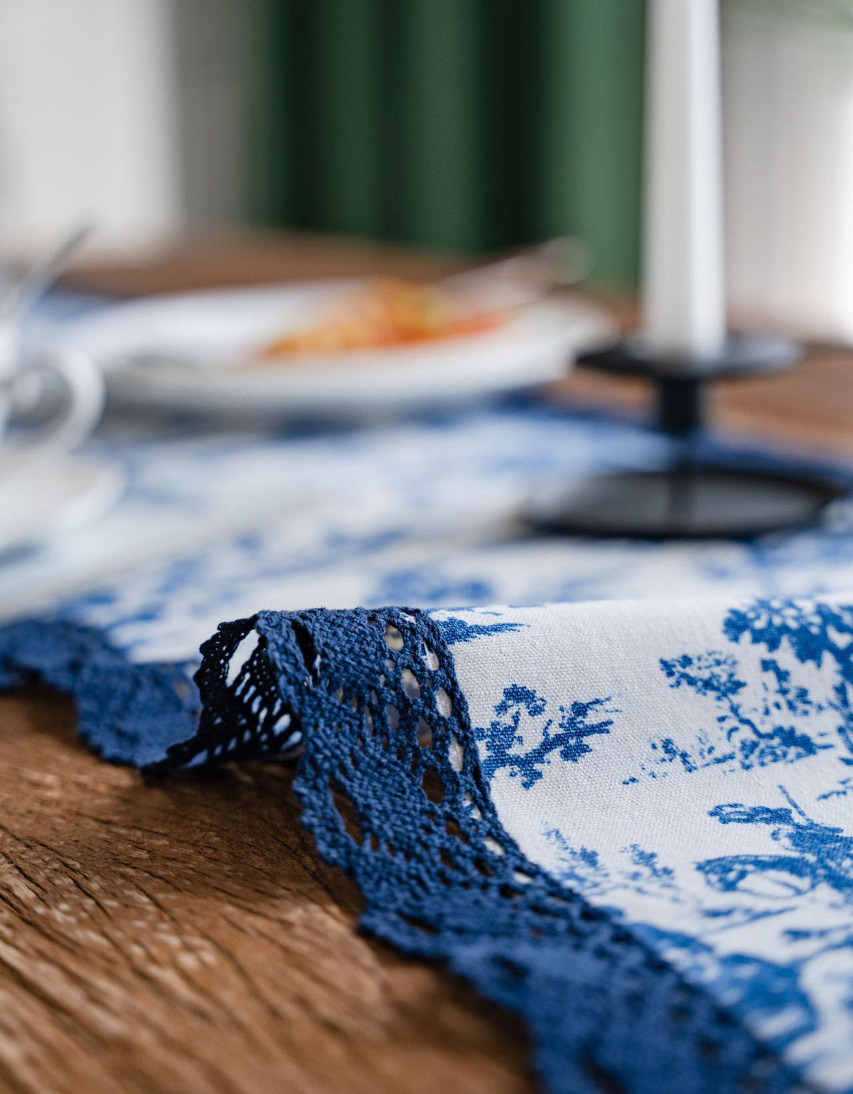 Chemin de table en porcelaine teinté bleu avec bordure en dentelle 