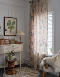 Rideau beige à imprimé fleuri bleu avec bordure à pompons 