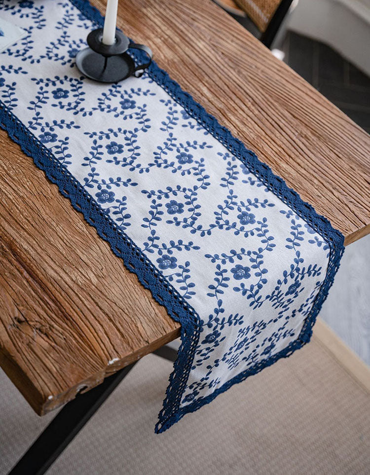 Chemin de table en porcelaine teinté bleu avec bordure en dentelle 