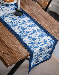 Chemin de table en porcelaine teinté bleu avec bordure en dentelle 