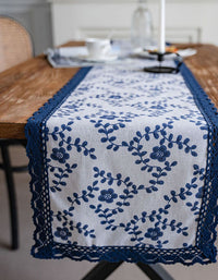 Chemin de table en porcelaine teinté bleu avec bordure en dentelle 