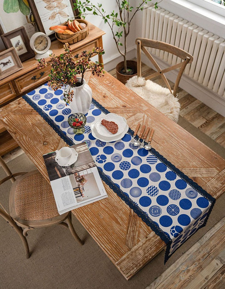 Chemin de table en porcelaine teinté bleu avec bordure en dentelle 