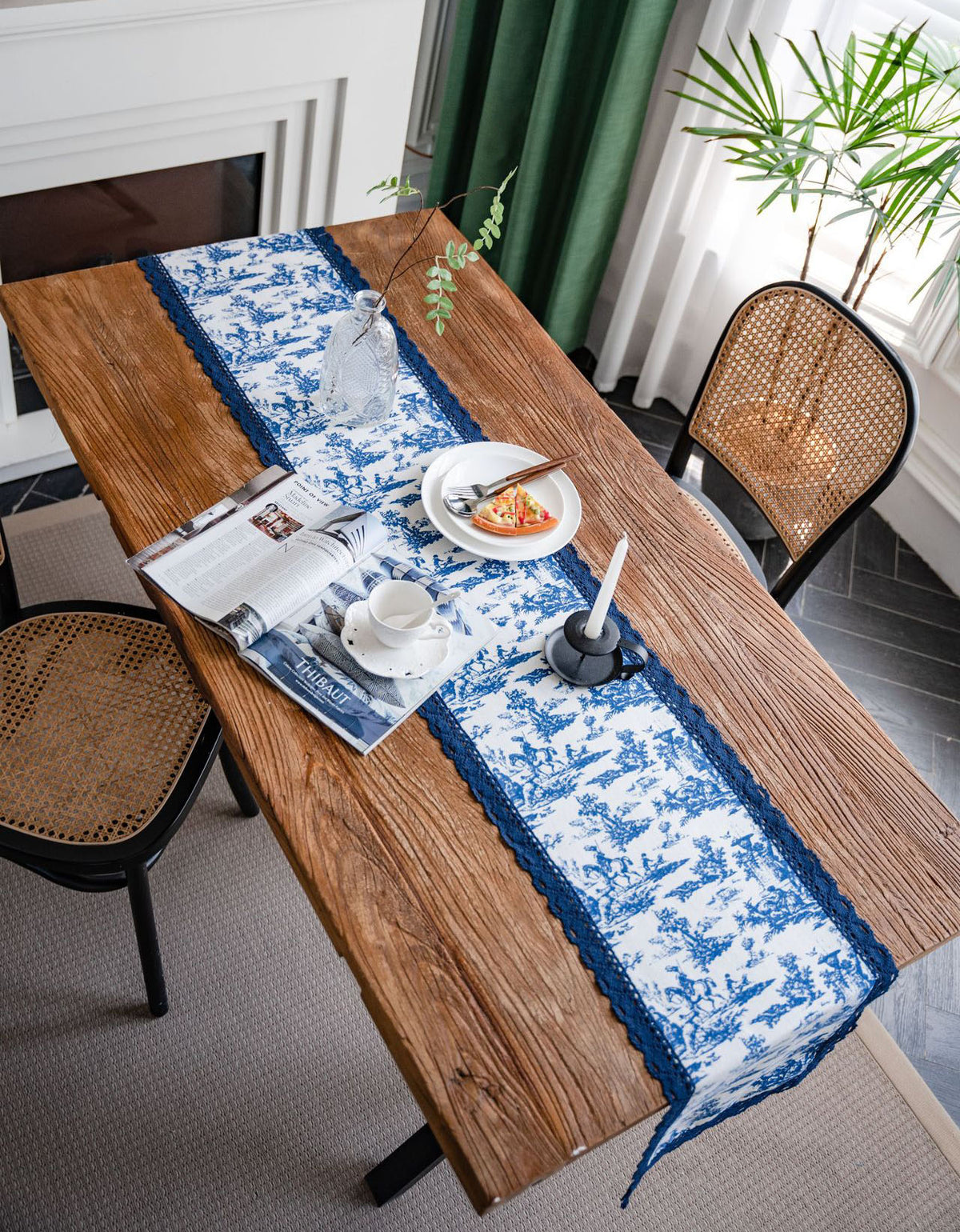 Chemin de table en porcelaine teinté bleu avec bordure en dentelle 