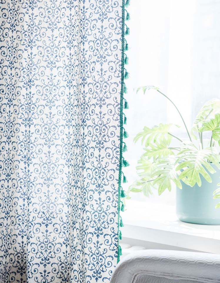 Cortinas con flecos y diseño de porcelana azul y blanca