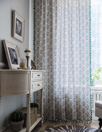 Cortinas con flecos y diseño de porcelana azul y blanca