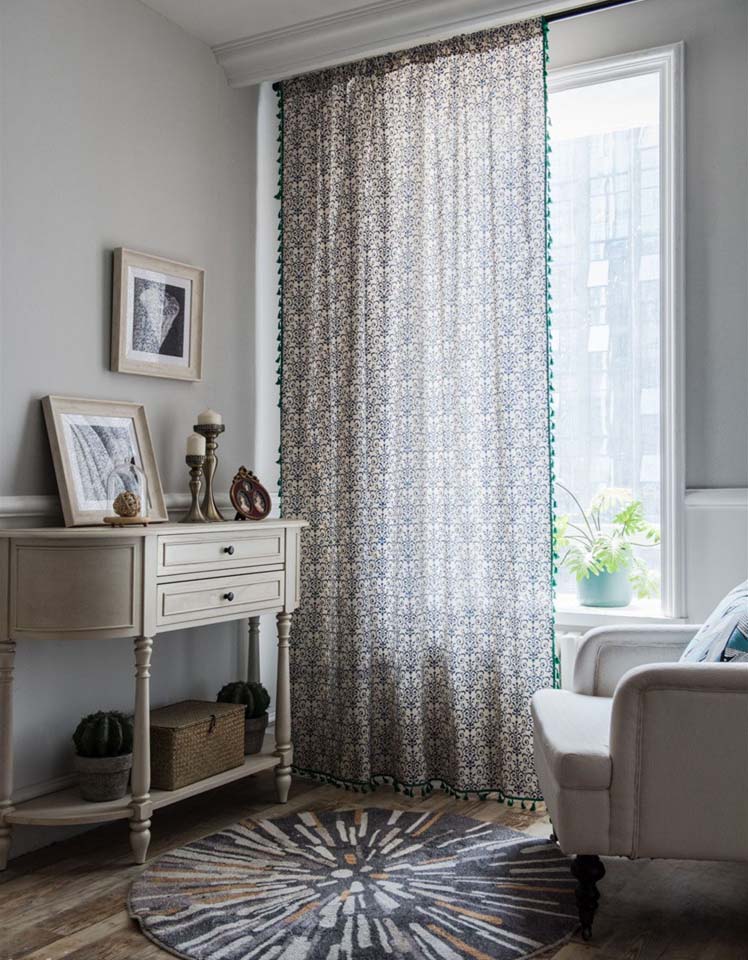 Cortinas con flecos y diseño de porcelana azul y blanca