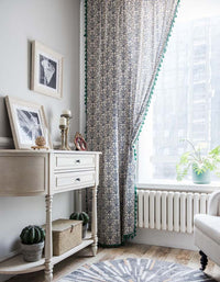 Cortinas con flecos y diseño de porcelana azul y blanca