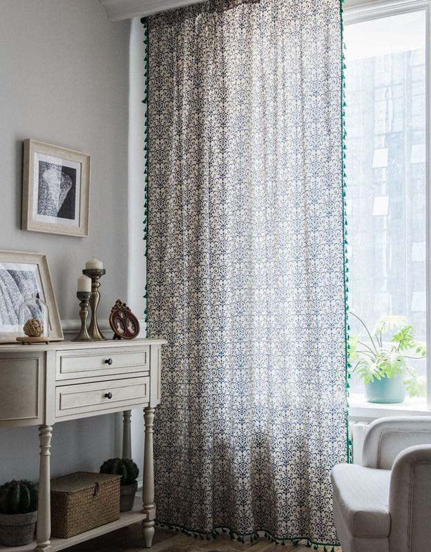 Cortinas con flecos y diseño de porcelana azul y blanca