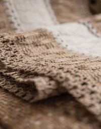 Chemin de table tissé en coton et lin avec pompons