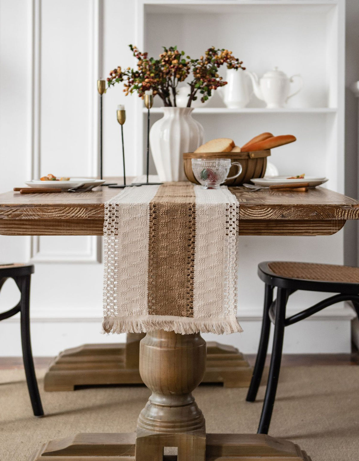 Chemin de table tissé en coton et lin avec pompons