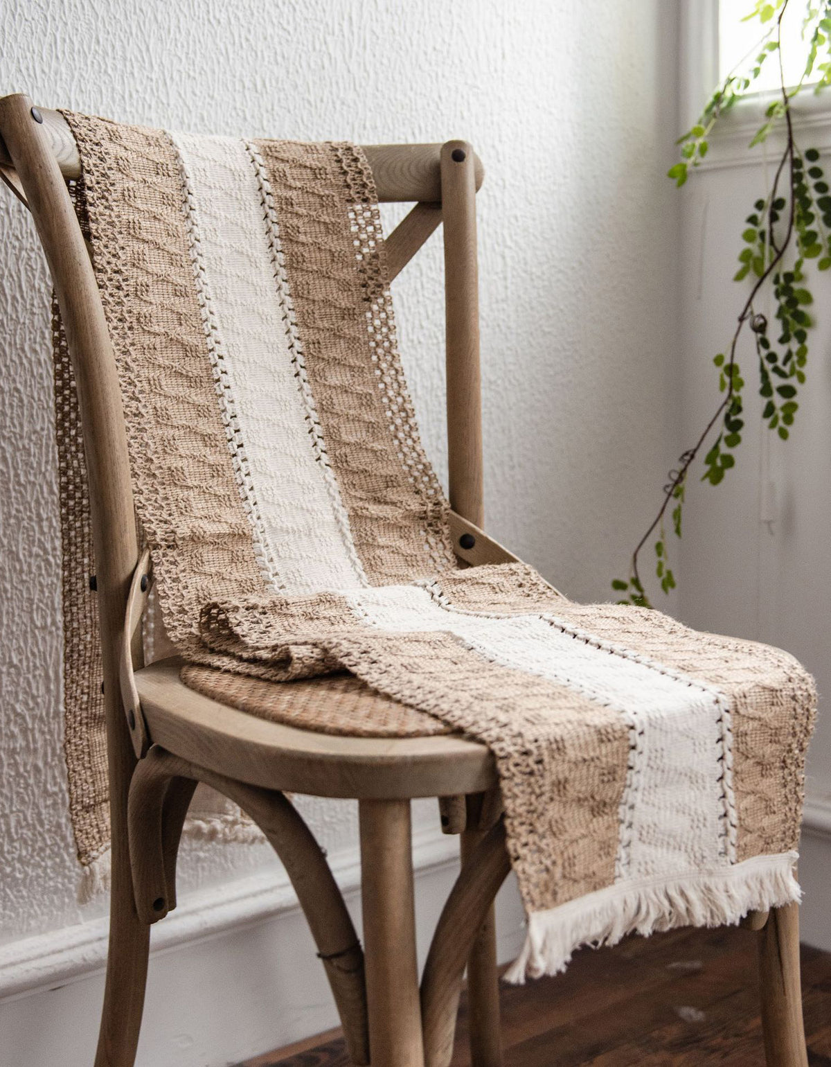 Chemin de table tissé en coton et lin avec pompons