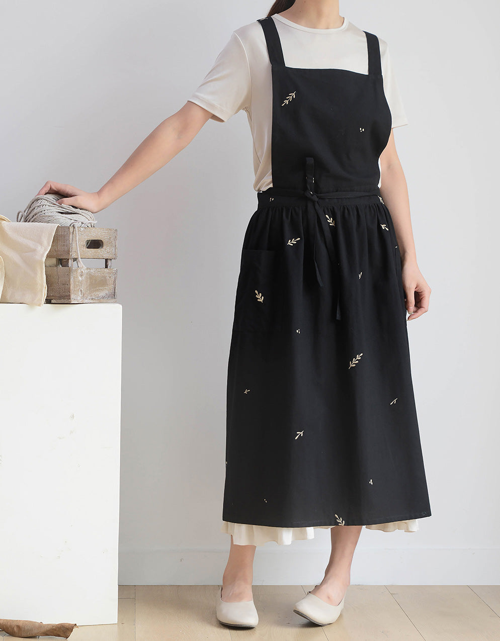 Embroidery Cotton Kitchen Apron With Pockets