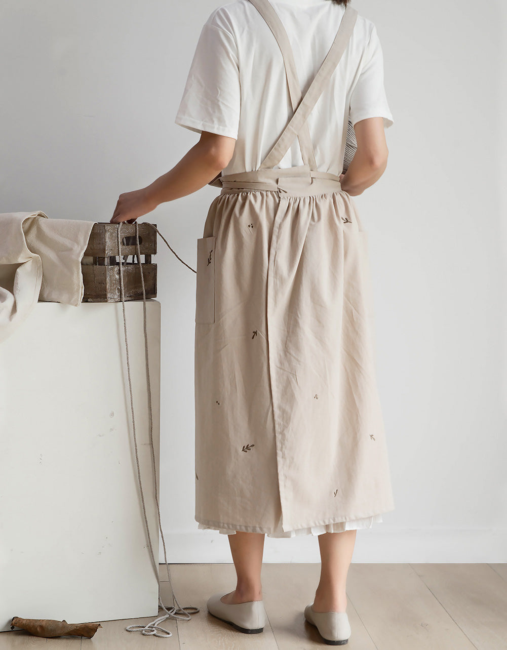 Embroidery Cotton Kitchen Apron With Pockets