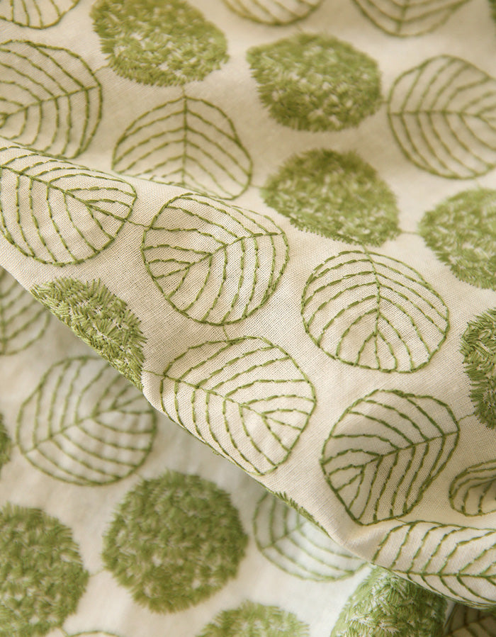 Tissu en coton et lin avec broderie de feuilles