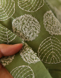 Tissu en coton et lin avec broderie de feuilles