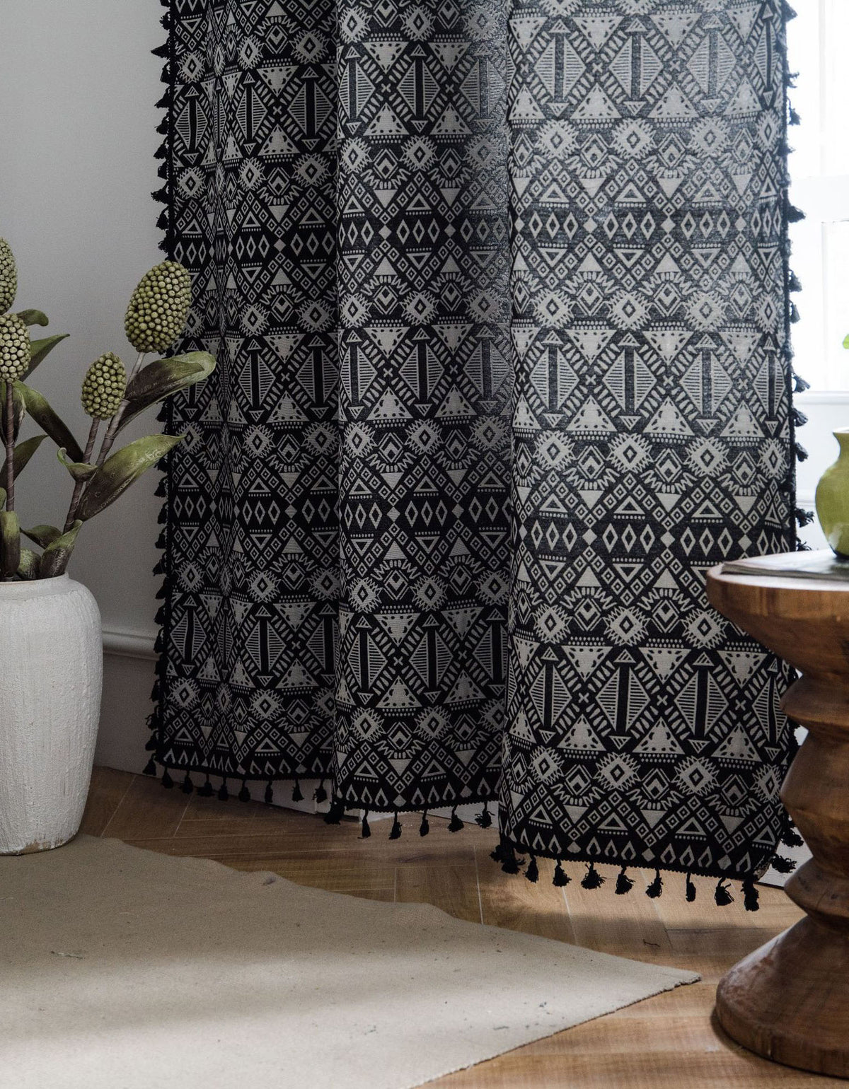 Cortinas bohemias con borlas geométricas negras de jacquard de polialgodón