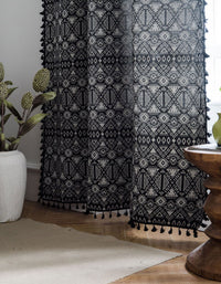 Rideaux Boho à pompons géométriques noirs en jacquard poly-coton