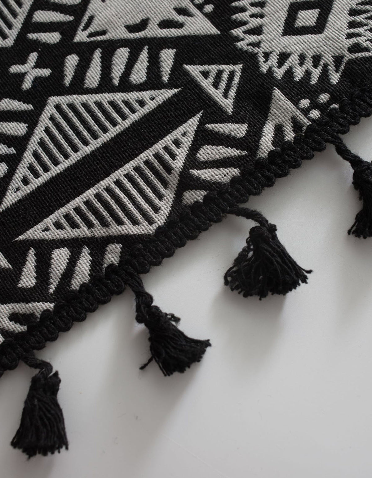 Rideaux Boho à pompons géométriques noirs en jacquard poly-coton