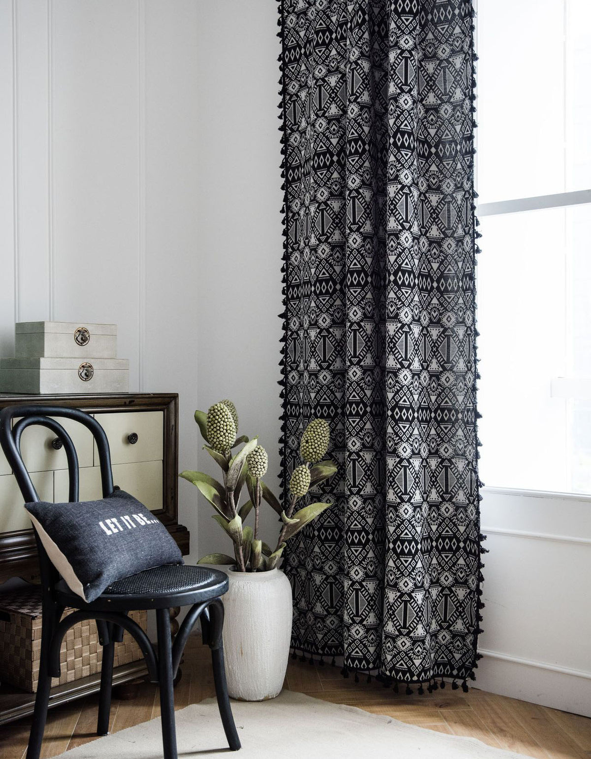 Cortinas bohemias con borlas geométricas negras de jacquard de polialgodón