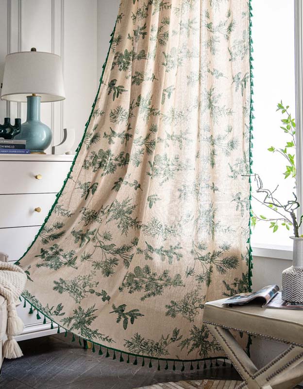 Cortinas estampadas con piñas y bordes con borlas verdes