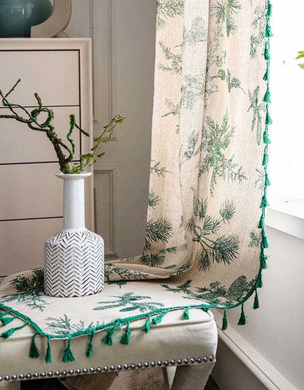 Cortinas estampadas con piñas y bordes con borlas verdes