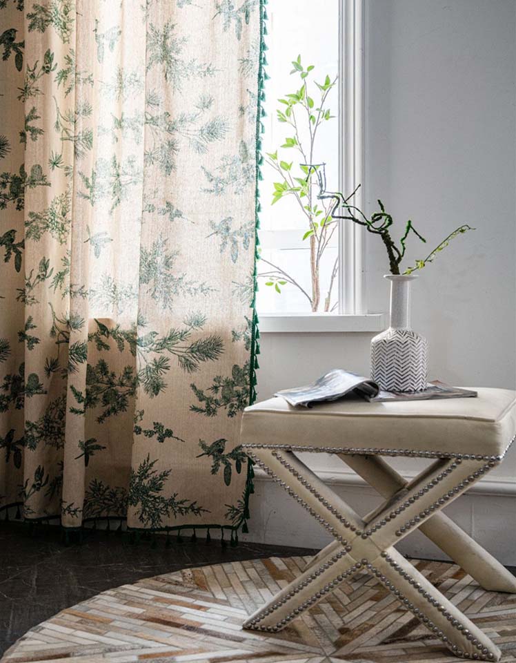 Cortinas estampadas con piñas y bordes con borlas verdes