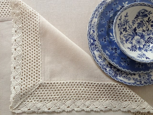 Nappe en coton de style méditerranéen avec bordure en dentelle