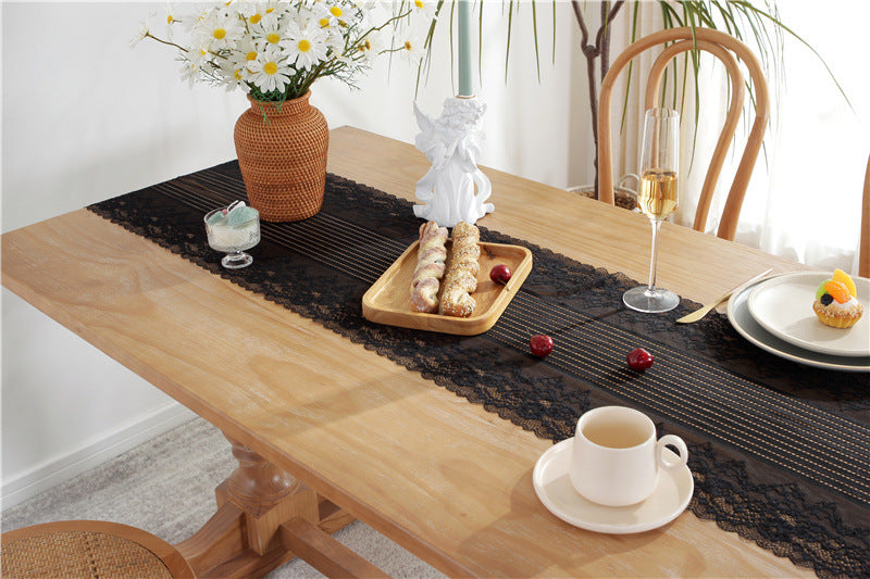 Chemin de table en dentelle blanche et noire nordique