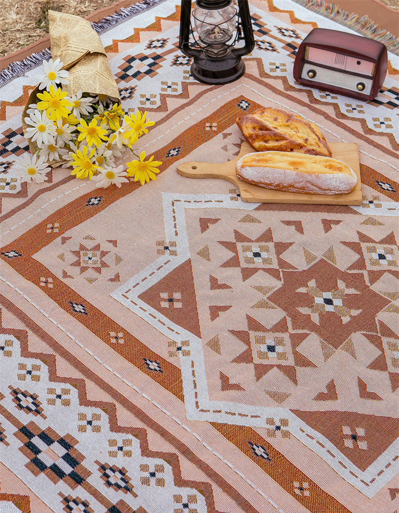 Couverture d'extérieur à pompons à motif de fleurs roses de style marocain