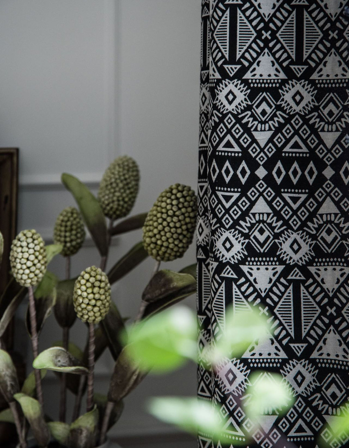 Cortinas bohemias con borlas geométricas negras de jacquard de polialgodón