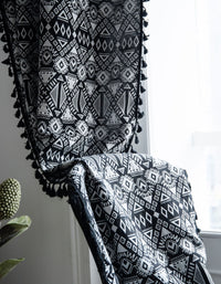 Rideaux Boho à pompons géométriques noirs en jacquard poly-coton