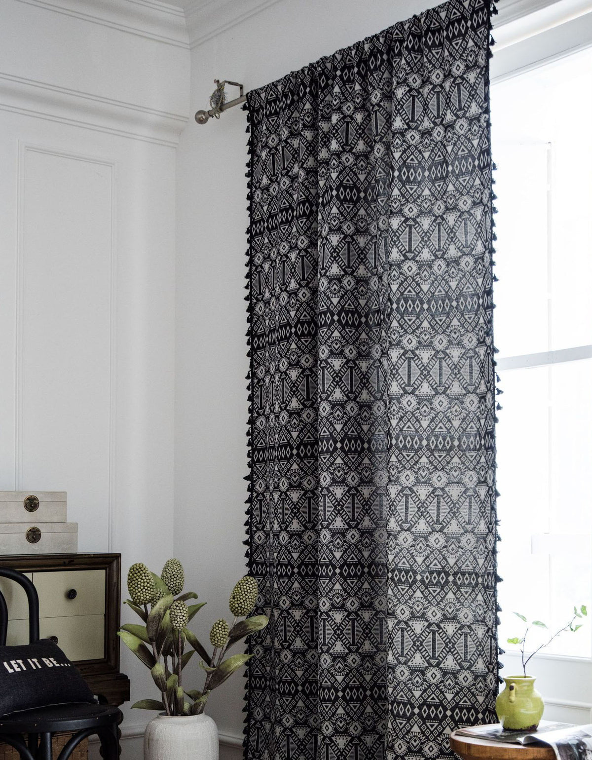 Cortinas bohemias con borlas geométricas negras de jacquard de polialgodón