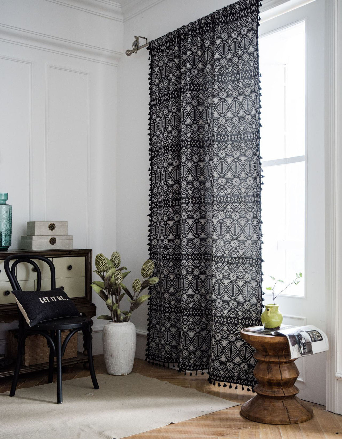 Rideaux Boho à pompons géométriques noirs en jacquard poly-coton