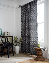 Rideaux Boho à pompons géométriques noirs en jacquard poly-coton