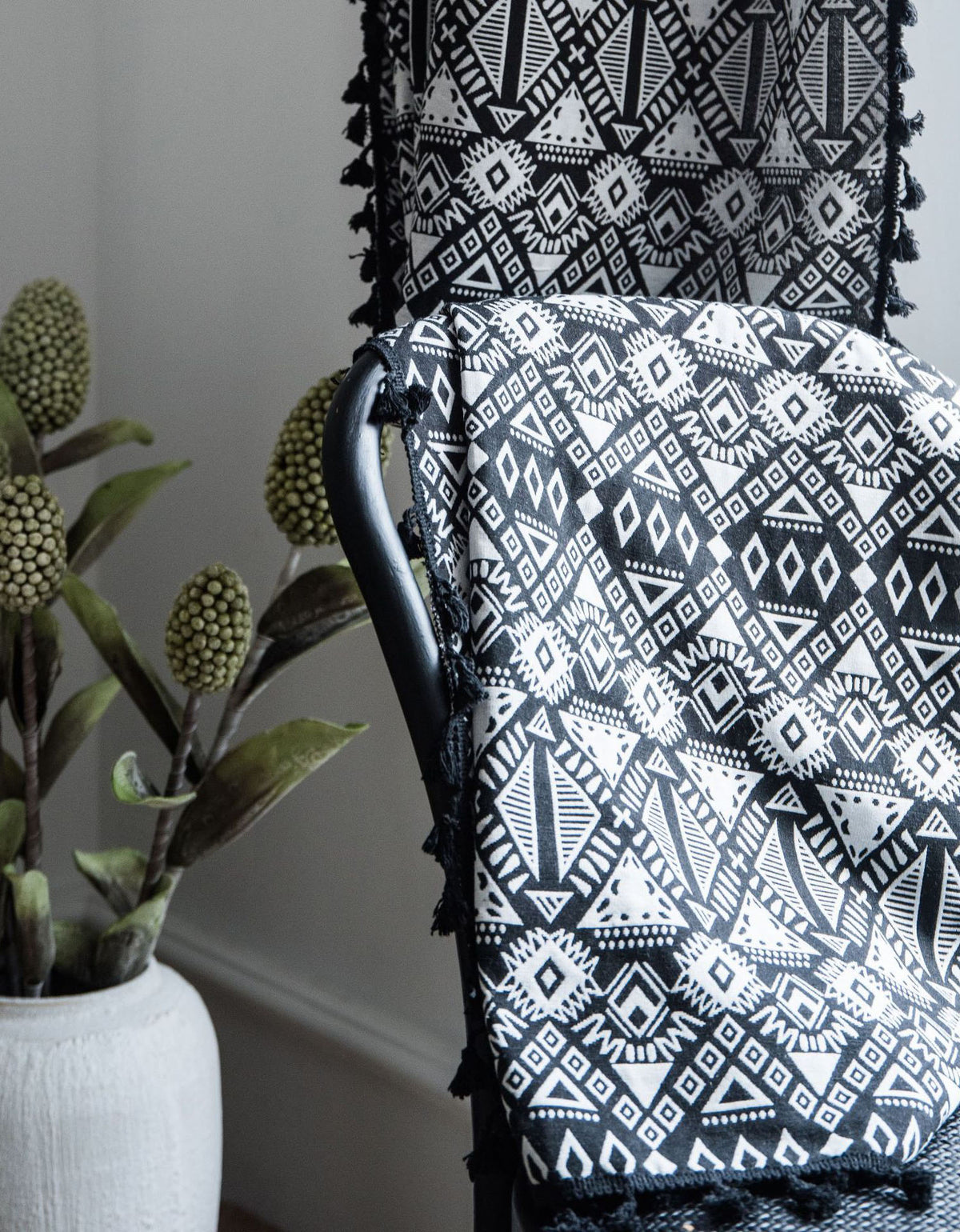 Rideaux Boho à pompons géométriques noirs en jacquard poly-coton