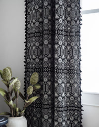 Cortinas bohemias con borlas geométricas negras de jacquard de polialgodón