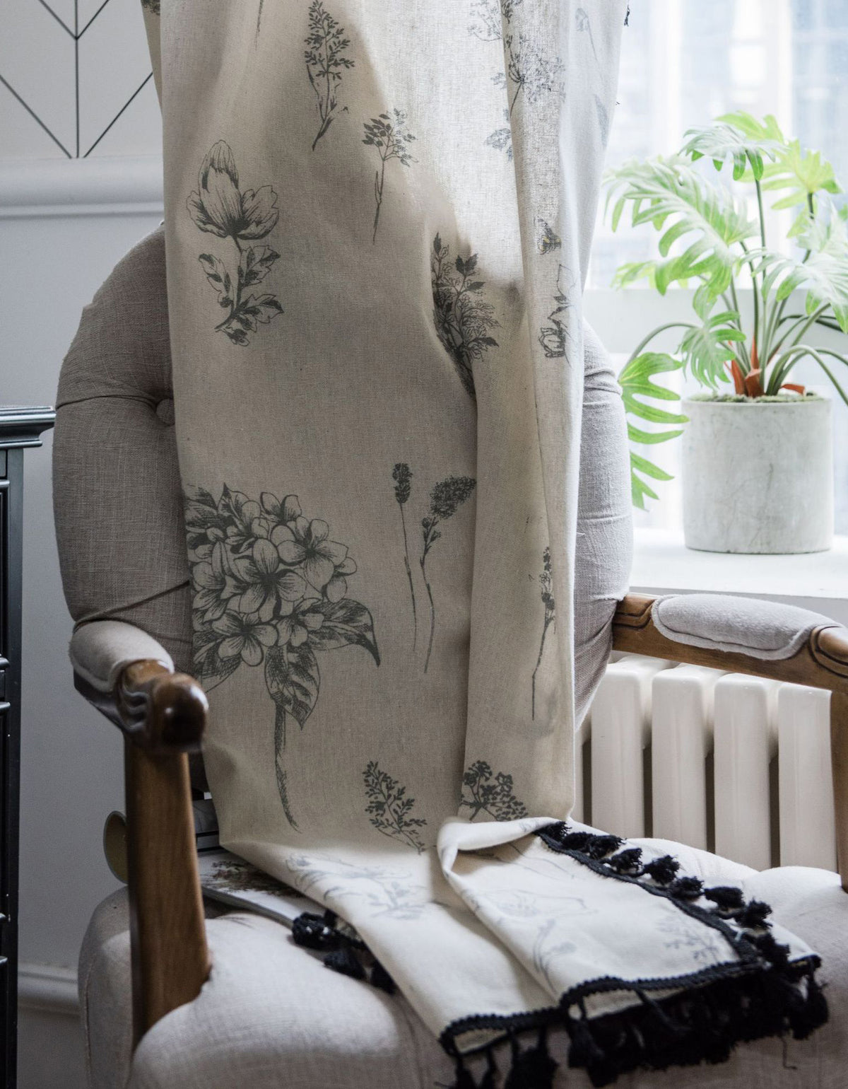 Simple Grey Flower Sketch Printing Curtain